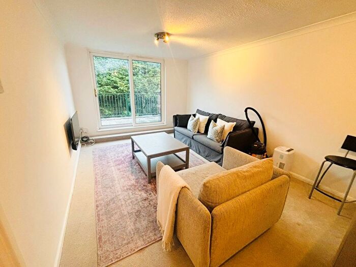 3 Bedroom Flat To Rent In Briary Road, Bristol, BS20