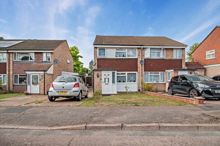 3 Bedroom Semi Detached House For Sale In Bedlow Way, Croydon, CR0