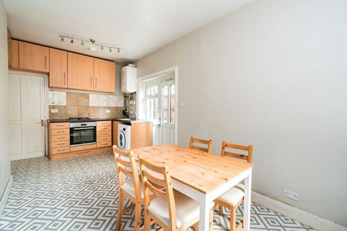 2 Bedroom Flat To Rent In Bavent Road, London, SE5