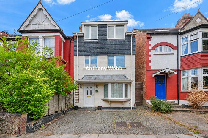 4 Bedroom Detached House For Sale In Meadowcroft Road, Palmers Green, N13