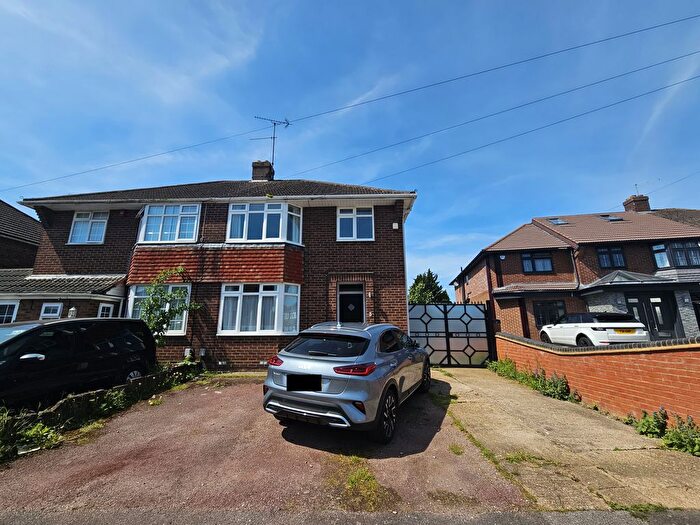 3 Bedroom Property To Rent In Fallowfield, Luton, LU3