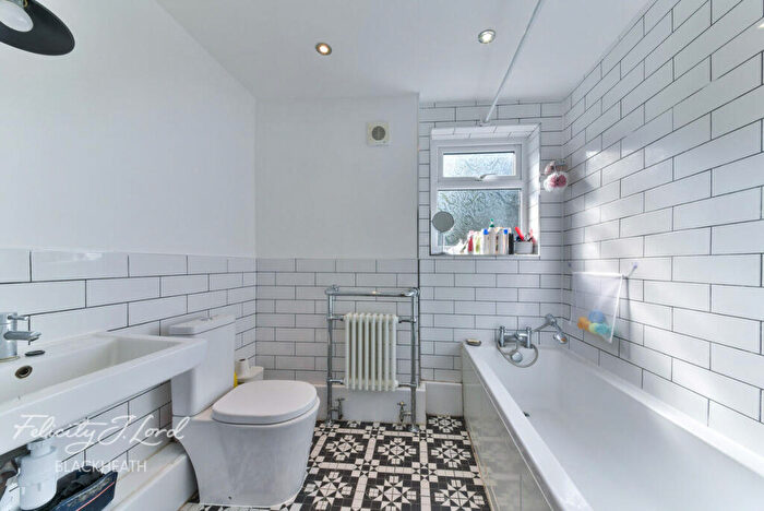 3 Bedroom Terraced House For Sale In Swingate Lane, Plumstead, SE18