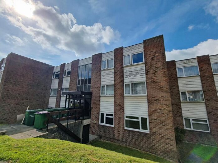 2 Bedroom Flat To Rent In Holywell Avenue, Folkestone, CT19