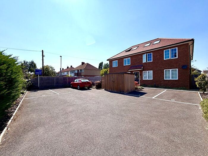 2 Bedroom Flat For Sale In Gilders Road, Chessington, Surrey., KT9