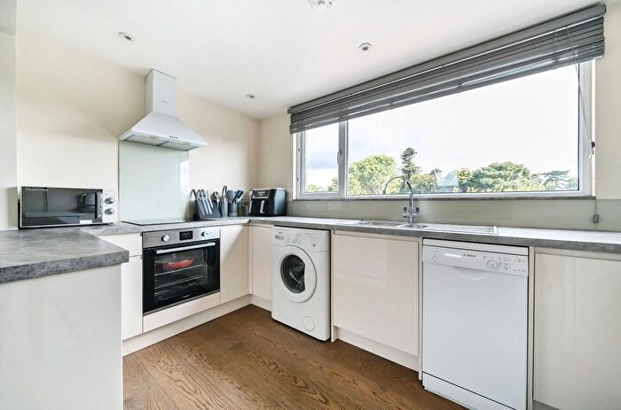 1 Bedroom Flat To Rent In High Street, Bovingdon, Hemel Hempstead, Hertfordshire, HP3
