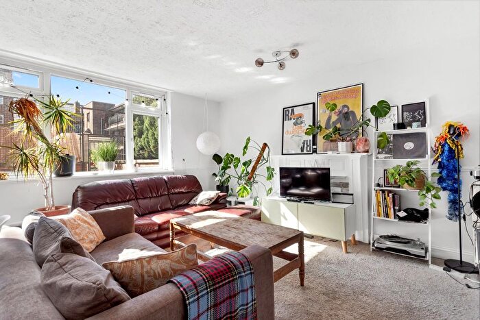 3 Bedroom Maisonette For Sale In Myrtle Walk, London, N1
