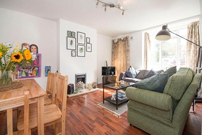 2 Bedroom Flat To Rent In St James Close, Tooting, SW17