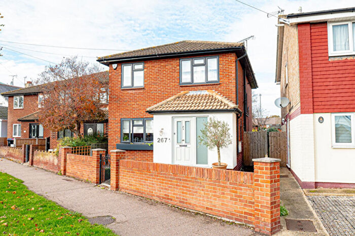 4 Bedroom Detached House For Sale In Eastwood Road North, Leigh-on-sea, SS9