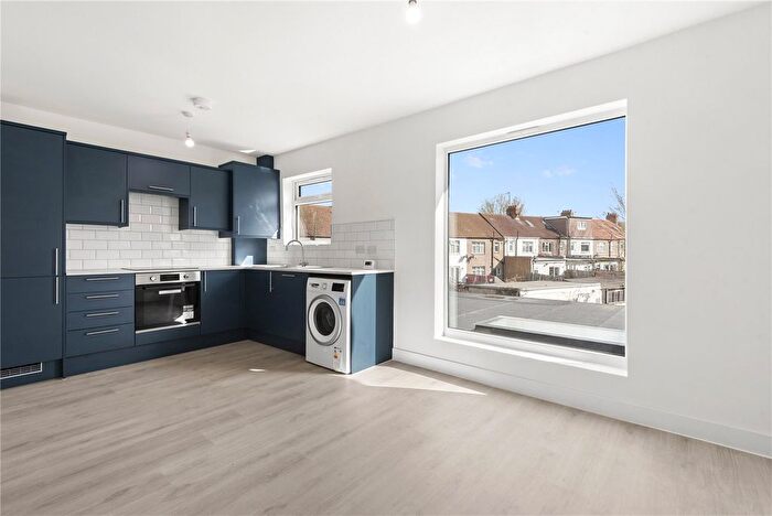 3 Bedroom Flat To Rent In Rowan Road, SW16