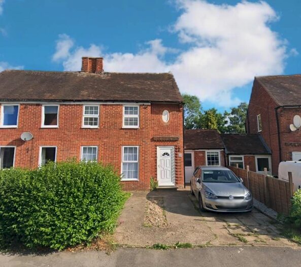 3 Bedroom Semi-Detached House To Rent In Churchill Crescent, Thame, OX9