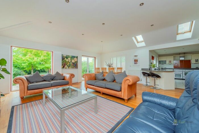 4 Bedroom Detached House For Sale In Bank Farm Road, Shrewsbury, SY3