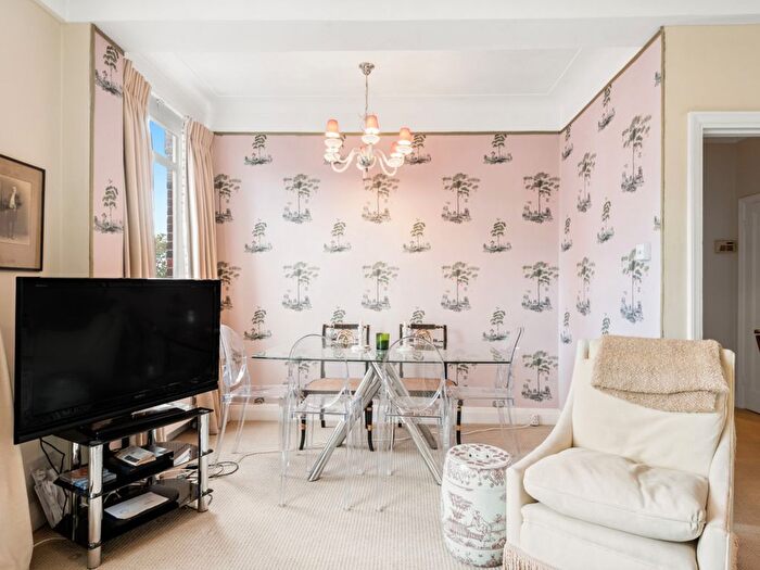 2 Bedroom Flat For Sale In Franklins Row, London, SW3