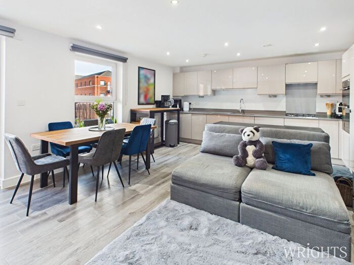 2 Bedroom Flat For Sale In Bridge Road East, Welwyn Garden City, AL7