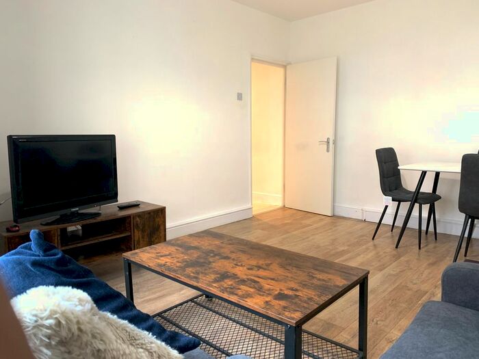 3 Bedroom Flat To Rent In Mackenzie Close, Whitecity, London, W12