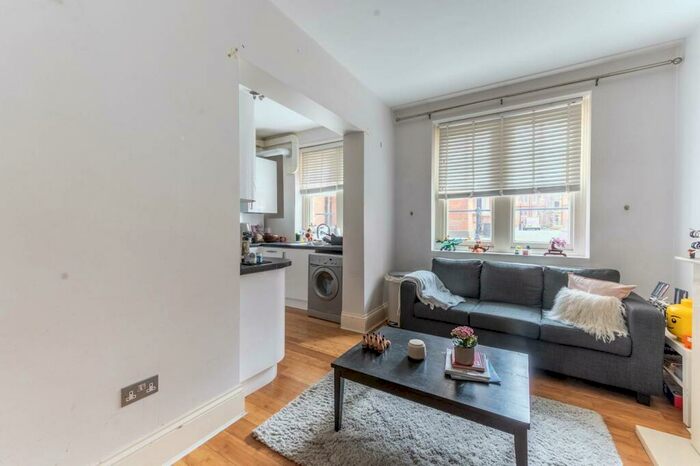 2 Bedroom Flat To Rent In Park Walk, Chelsea, London, SW10