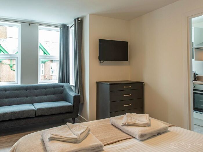 Studio To Rent In - Derrys Villa, Flat, PL4