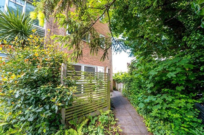 1 Bedroom Apartment For Sale In Warren Road, Guildford, Surrey, GU1