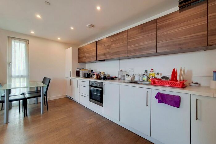3 Bedroom Flat To Rent In Jefferson Plaza, Bow, London, E3