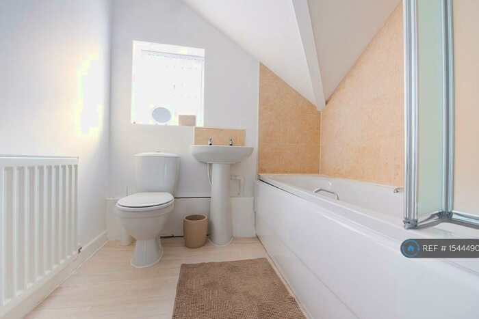 2 Bedroom Flat To Rent In Cross Hills, Kippax, Leeds, LS25