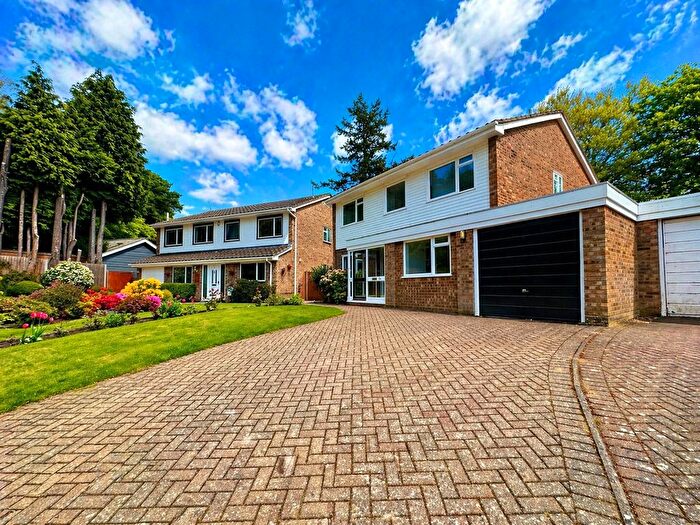 4 Bedroom Link Detached House For Sale In York Road, Camberley, Surrey, GU15