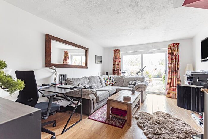 2 Bedroom House To Rent In Pennington Way, London, SE12