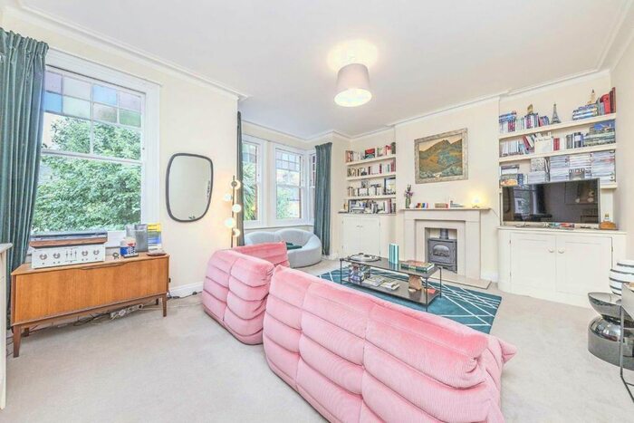 3 Bedroom Flat To Rent In Laitwood Road, London, SW12