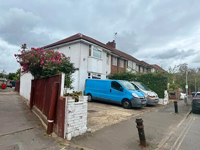 4 Bedroom End Of Terrace House For Sale In Sunningdale Avenue, East Acton, London, W3