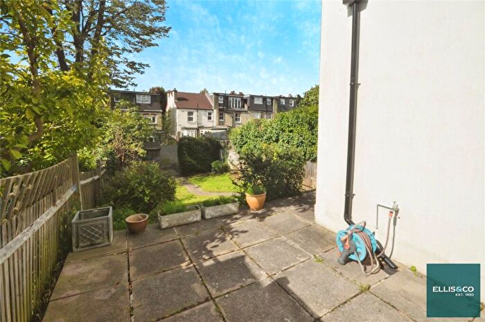 2 Bedroom Apartment To Rent In Queens Avenue, Finchley, N3