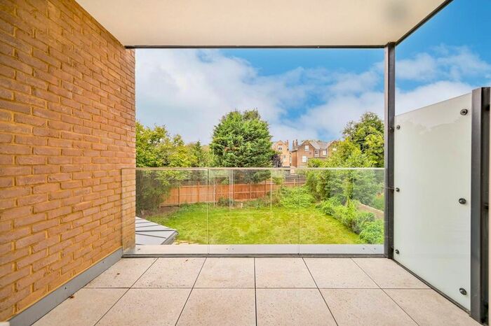 2 Bedroom Flat To Rent In Sutton Court Road, Chiswick, W4