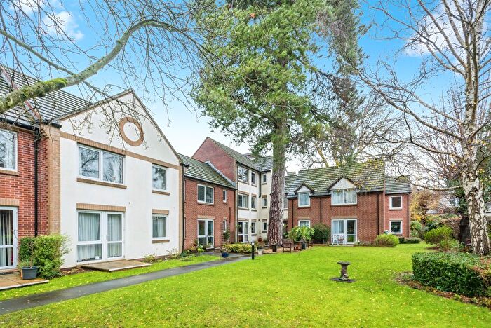 2 Bedroom Flat For Sale In Grovelands Avenue, Swindon, SN1