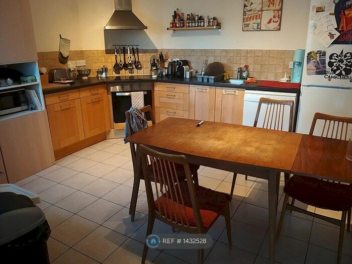 3 Bedroom Flat To Rent In The Vale, London, NW11