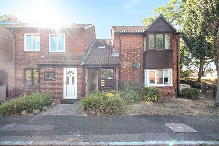 1 Bedroom Flat For Sale In Helmsdale Close, Hayes, UB4