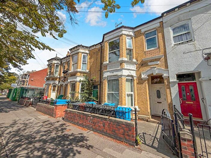 4 Bedroom Semi-Detached House For Sale In St Georges Road, Hull, HU3