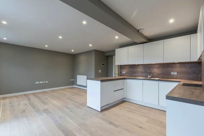 3 Bedroom Flat To Rent In Cheam Common Road, Worcester Park, KT4