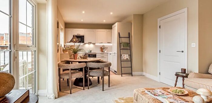 2 Bedroom Flat For Sale In Manor Lane, Maidenhead, SL6