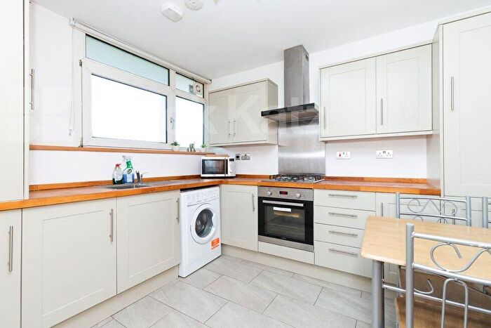 4 Bedroom Flat To Rent In Rowstock Gardens, Camden Borders, N7