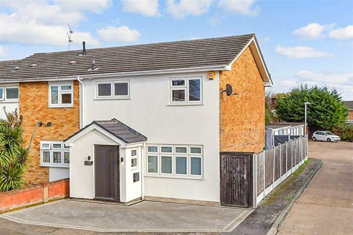 3 Bedroom End Terrace House For Sale In Farnes Avenue, Wickford, Essex, SS12