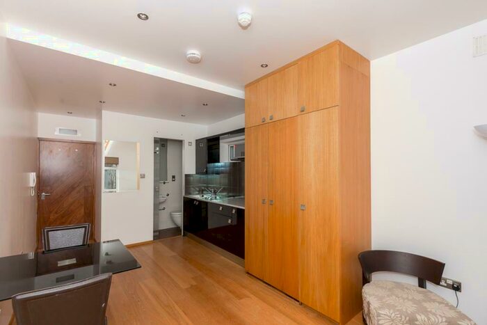 Apartment To Rent In Templars Avenue, London, NW11