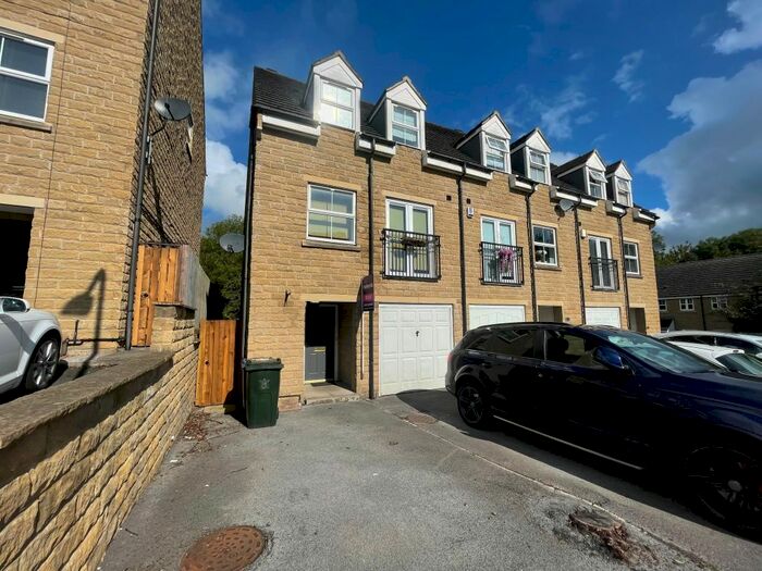 4 Bedroom Property To Rent In Oberon Way, Cottingley, Bingley, BD16