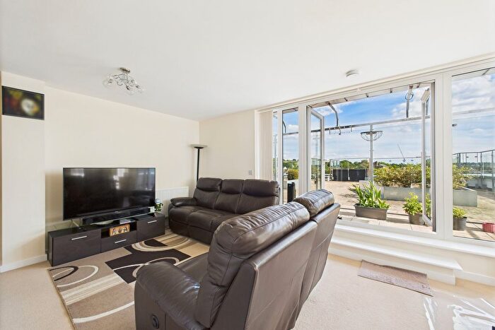 2 Bedroom Penthouse For Sale In Midland Road, Hemel Hempstead, HP2
