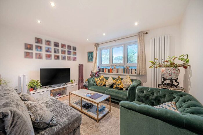 1 Bedroom Flat To Rent In Barons Court, Star Road, Barons Court, London, W14