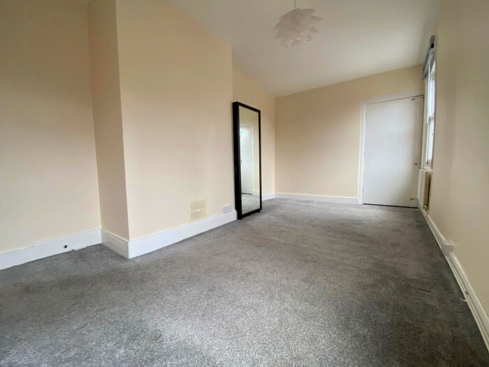 2 Bedroom Flat To Rent In High Street, Lewisham, SE13