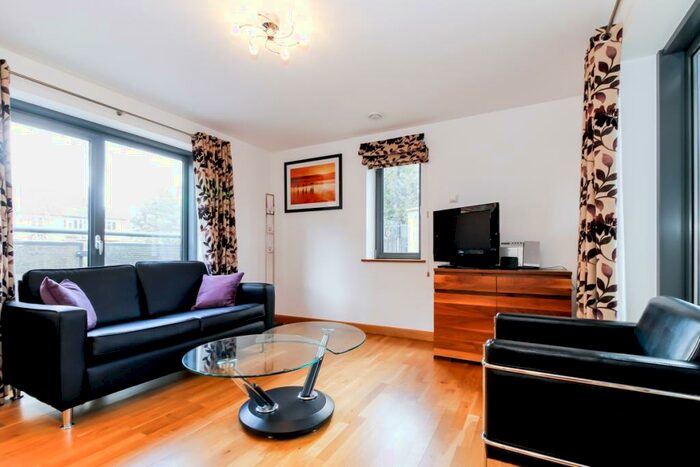 1 Bedroom Apartment To Rent In Hernes Crescent, Oxford, OX2