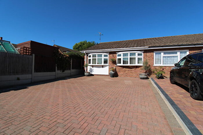 2 Bedroom Bungalow For Sale In Essex Gardens, Stanford-le-hope, SS17