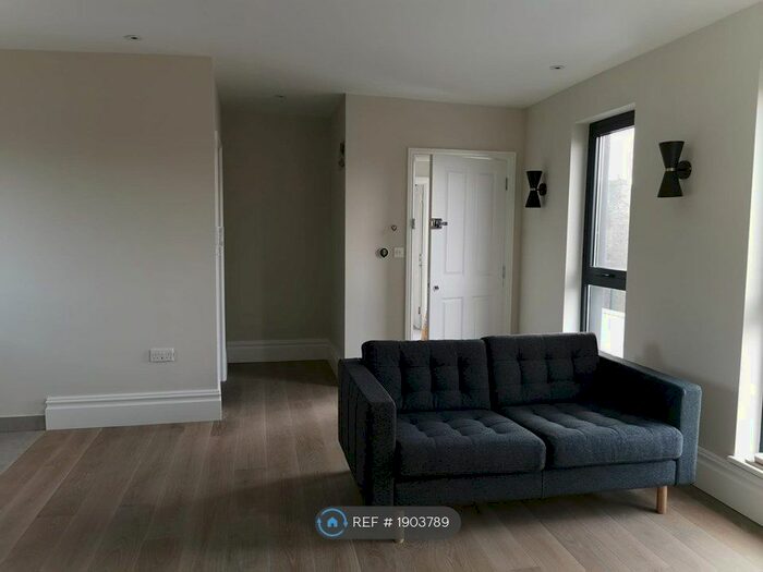 1 Bedroom Flat To Rent In Wandsworth Road, London, SW8