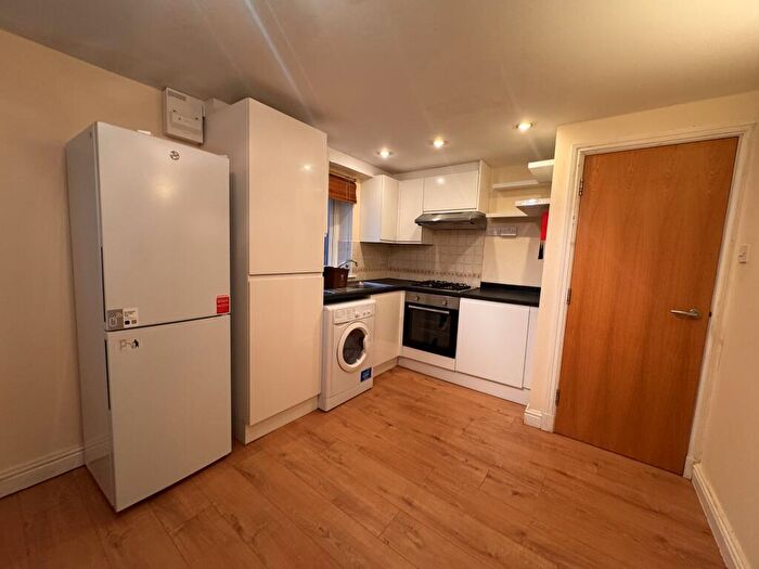 2 Bedroom Flat To Rent In City Rd, Roath, Cardiff, CF24