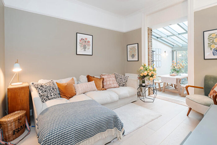 2 Bedroom Flat For Sale In Eburne Road, London, N7