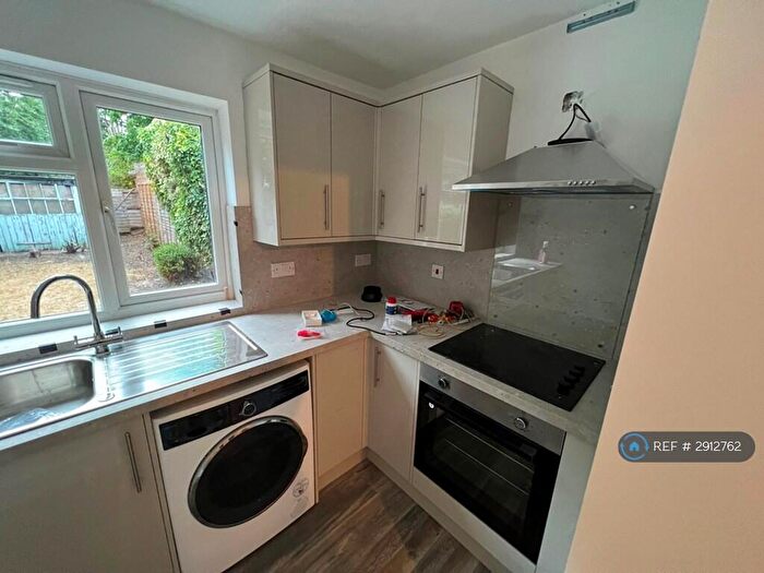Studio To Rent In Walm Lane, London, NW2