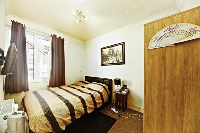 2 Bedroom End Of Terrace House For Sale In Harrisons Rise, Croydon, CR0