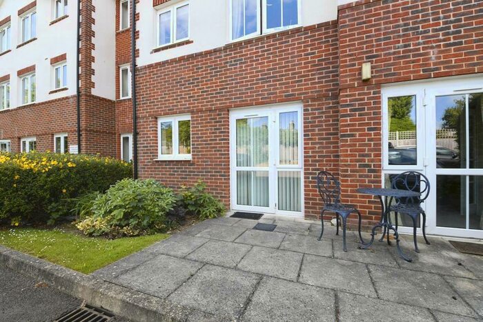 1 Bedroom Flat To Rent In Sanders Court, Warley, Brentwood, CM14